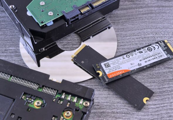 Illustration comparing SSD vs NVMe vs HDD storage types for gaming, video editing, and everyday use on a desk.