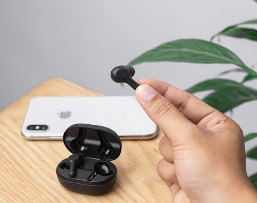 Bluetooth Troubleshooting Guide: fixing range, pairing failures, and audio latency with a smartphone and wireless headphones.